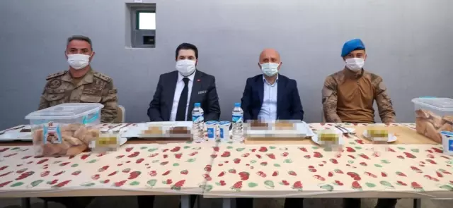 Ağrı Valisi Varol iftarını Mehmetçik ile birlikte açtı Ağrı Valisi Varol iftarını Mehmetçik ile birlikte açtı