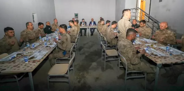 Ağrı Valisi Varol iftarını Mehmetçik ile birlikte açtı Ağrı Valisi Varol iftarını Mehmetçik ile birlikte açtı