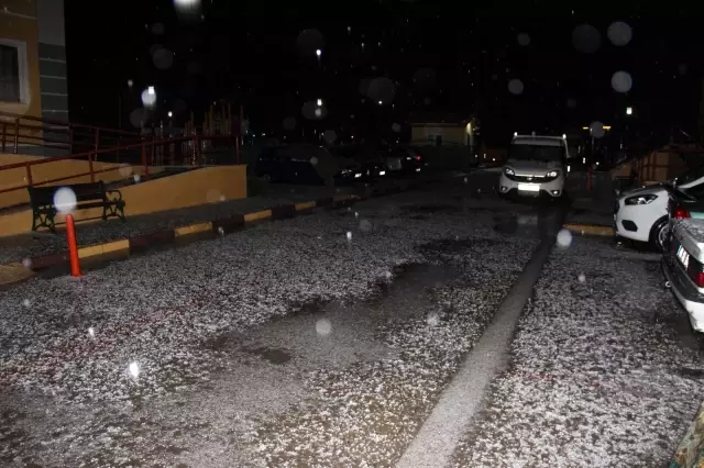 Afyonkarahisar'da fındık büyüklüğünde dolu yağdı Afyonkarahisar'da fındık büyüklüğünde dolu yağdı