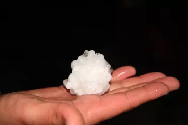 Afyonkarahisar'da fındık büyüklüğünde dolu yağdı Afyonkarahisar'da fındık büyüklüğünde dolu yağdı