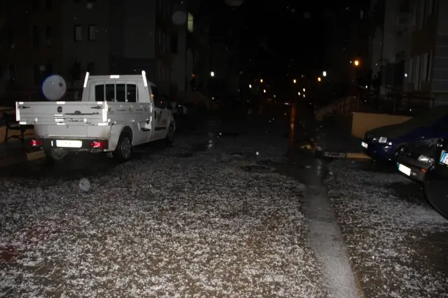 Afyonkarahisar'da fındık büyüklüğünde dolu yağdı Afyonkarahisar'da fındık büyüklüğünde dolu yağdı