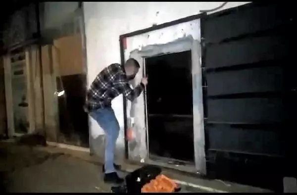 AVCILAR'DA SOKAĞA ÇIKMA KISITLAMASINDA TEKEL BAYİNDE İÇKİ İÇEN 13 KİŞİYE SUÇÜSTÜ AVCILAR'DA SOKAĞA ÇIKMA KISITLAMASINDA TEKEL BAYİNDE İÇKİ İÇEN 13 KİŞİYE SUÇÜSTÜ