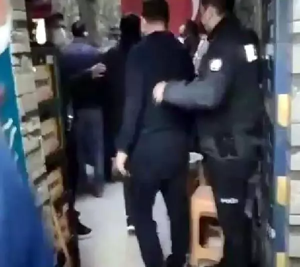 AVCILAR'DA SOKAĞA ÇIKMA KISITLAMASINDA TEKEL BAYİNDE İÇKİ İÇEN 13 KİŞİYE SUÇÜSTÜ AVCILAR'DA SOKAĞA ÇIKMA KISITLAMASINDA TEKEL BAYİNDE İÇKİ İÇEN 13 KİŞİYE SUÇÜSTÜ
