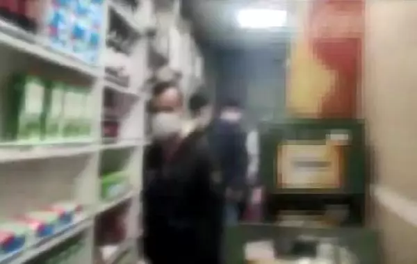 AVCILAR'DA SOKAĞA ÇIKMA KISITLAMASINDA TEKEL BAYİNDE İÇKİ İÇEN 13 KİŞİYE SUÇÜSTÜ AVCILAR'DA SOKAĞA ÇIKMA KISITLAMASINDA TEKEL BAYİNDE İÇKİ İÇEN 13 KİŞİYE SUÇÜSTÜ