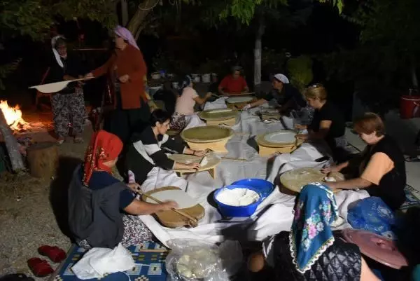 BALIKESİR'DE 9 MAHALLE KARANTİNAYA ALINDI; KADINLAR TOPLU HALDE YUFKA AÇMIŞ