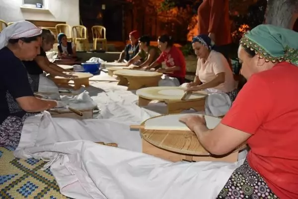BALIKESİR'DE 9 MAHALLE KARANTİNAYA ALINDI; KADINLAR TOPLU HALDE YUFKA AÇMIŞ