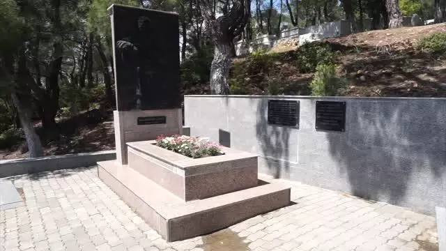 BALIKESİR - Sanatçı Ali Ekber Çiçek, vefatının 15'inci yılında kabri başında anıldı BALIKESİR - Sanatçı Ali Ekber Çiçek, vefatının 15'inci yılında kabri başında anıldı