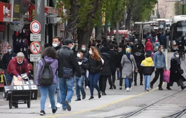 ESKİŞEHİR'DE KISITLAMASI SONRASI SOKAKLAR DOLDU ESKİŞEHİR'DE KISITLAMASI SONRASI SOKAKLAR DOLDU