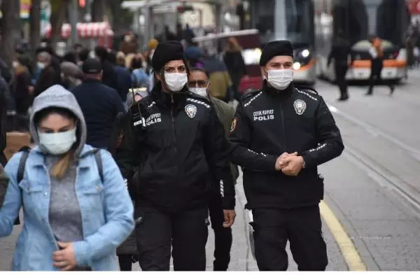 ESKİŞEHİR'DE KISITLAMASI SONRASI SOKAKLAR DOLDU ESKİŞEHİR'DE KISITLAMASI SONRASI SOKAKLAR DOLDU