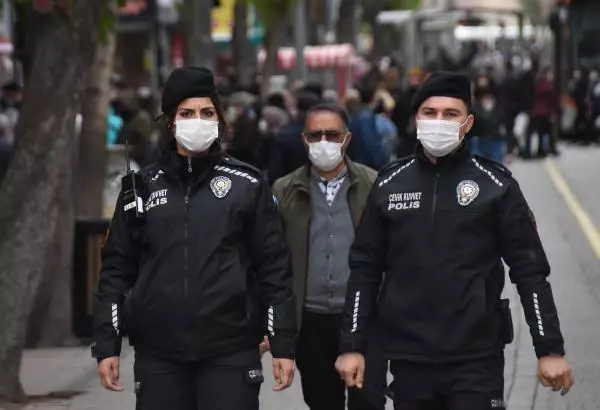 ESKİŞEHİR'DE KISITLAMASI SONRASI SOKAKLAR DOLDU ESKİŞEHİR'DE KISITLAMASI SONRASI SOKAKLAR DOLDU