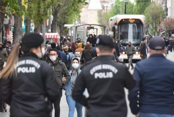 ESKİŞEHİR'DE KISITLAMASI SONRASI SOKAKLAR DOLDU ESKİŞEHİR'DE KISITLAMASI SONRASI SOKAKLAR DOLDU