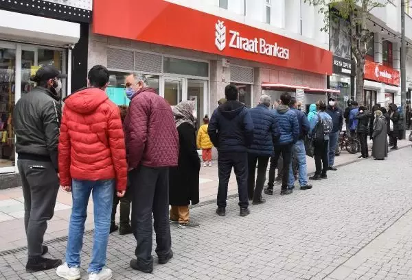 ESKİŞEHİR'DE KISITLAMASI SONRASI SOKAKLAR DOLDU ESKİŞEHİR'DE KISITLAMASI SONRASI SOKAKLAR DOLDU