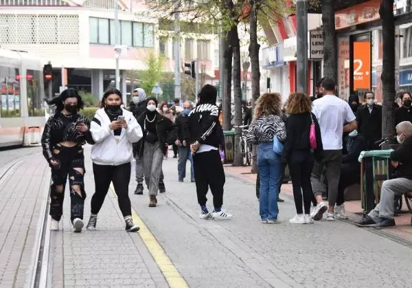 ESKİŞEHİR'DE KISITLAMASI SONRASI SOKAKLAR DOLDU ESKİŞEHİR'DE KISITLAMASI SONRASI SOKAKLAR DOLDU