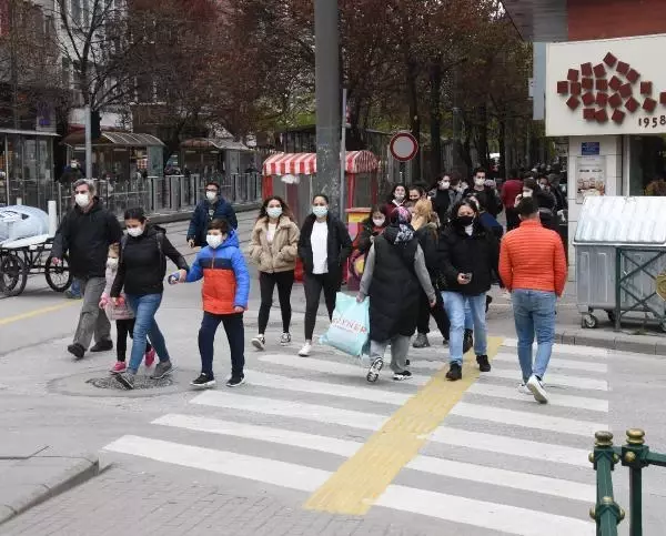 ESKİŞEHİR'DE KISITLAMASI SONRASI SOKAKLAR DOLDU ESKİŞEHİR'DE KISITLAMASI SONRASI SOKAKLAR DOLDU