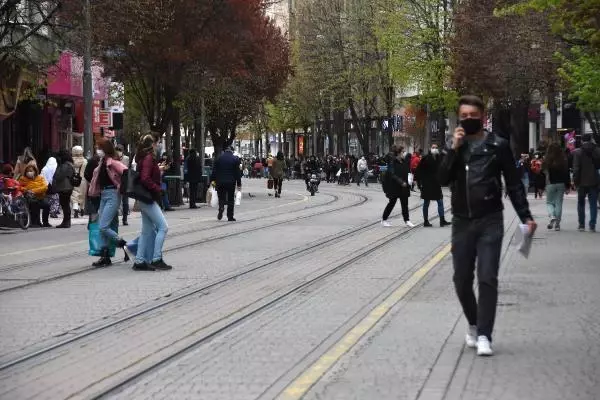 ESKİŞEHİR'DE KISITLAMASI SONRASI SOKAKLAR DOLDU ESKİŞEHİR'DE KISITLAMASI SONRASI SOKAKLAR DOLDU