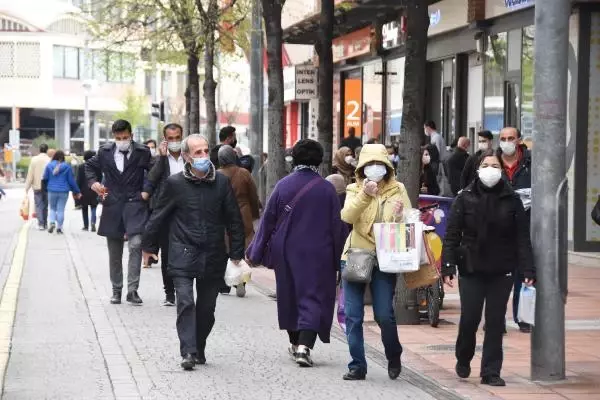 ESKİŞEHİR'DE KISITLAMASI SONRASI SOKAKLAR DOLDU ESKİŞEHİR'DE KISITLAMASI SONRASI SOKAKLAR DOLDU