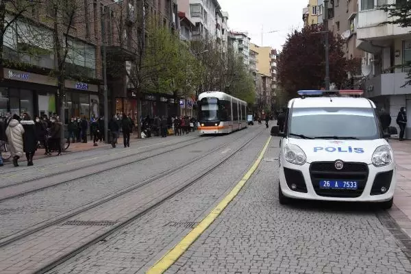 ESKİŞEHİR'DE KISITLAMASI SONRASI SOKAKLAR DOLDU ESKİŞEHİR'DE KISITLAMASI SONRASI SOKAKLAR DOLDU