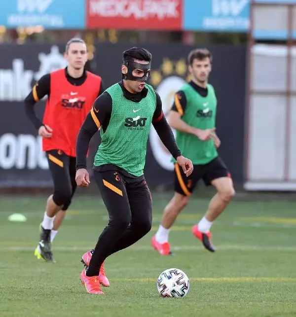Galatasaray'da Falcao özel maskeyle çalıştı Galatasaray'da Falcao özel maskeyle çalıştı