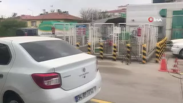 Gökten çamur yağdı oto yıkamacılarda kuyruk oluştu Gökten çamur yağdı oto yıkamacılarda kuyruk oluştu