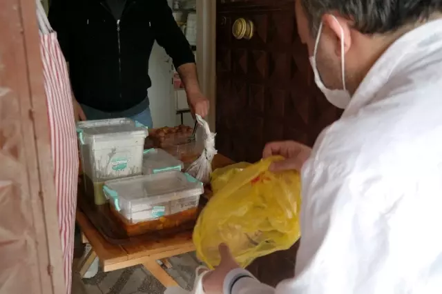 Her gün yüzlerce kişinin hem midesine hem kalplerine ulaşıyorlar Her gün yüzlerce kişinin hem midesine hem kalplerine ulaşıyorlar