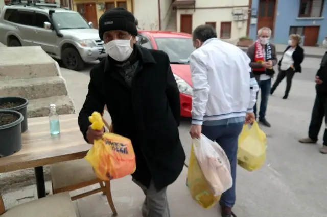 Her gün yüzlerce kişinin hem midesine hem kalplerine ulaşıyorlar Her gün yüzlerce kişinin hem midesine hem kalplerine ulaşıyorlar