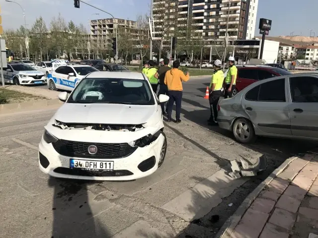 İki araç çarpıştı, biri tabelayı devirdi: 2 yaralı İki araç çarpıştı, biri tabelayı devirdi: 2 yaralı