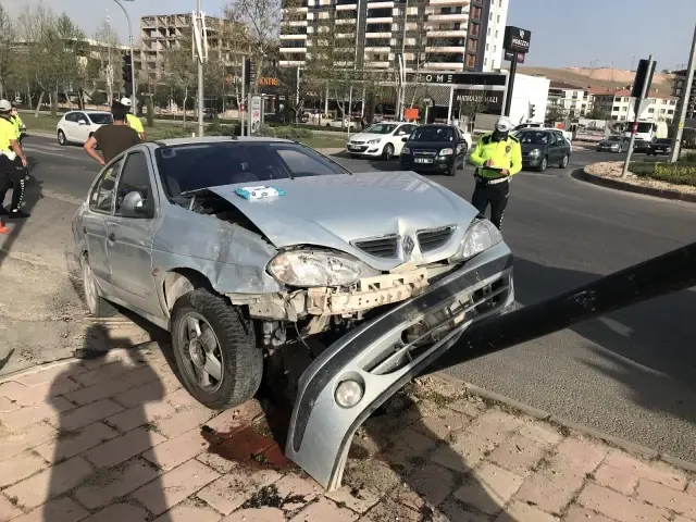 İki araç çarpıştı, biri tabelayı devirdi: 2 yaralı İki araç çarpıştı, biri tabelayı devirdi: 2 yaralı