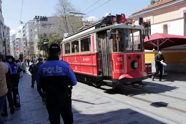 İstanbul'da polisler KADES'i tanıttı