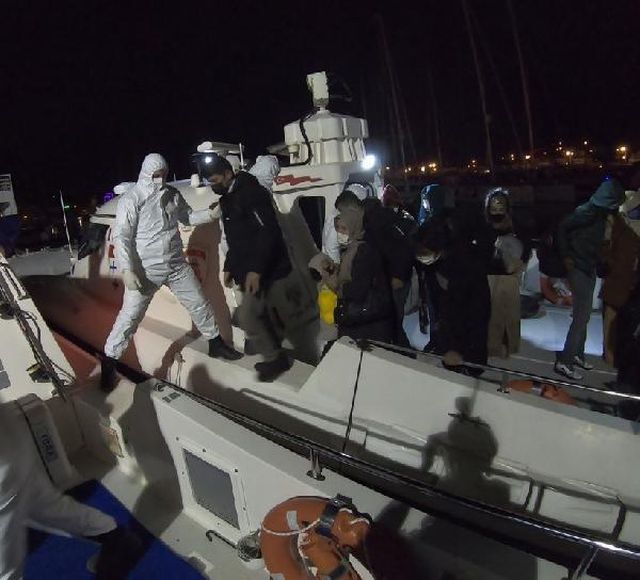 İzmir açıklarında 137 kaçak göçmen kurtarıldı