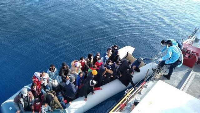 İzmir açıklarında 137 kaçak göçmen kurtarıldı