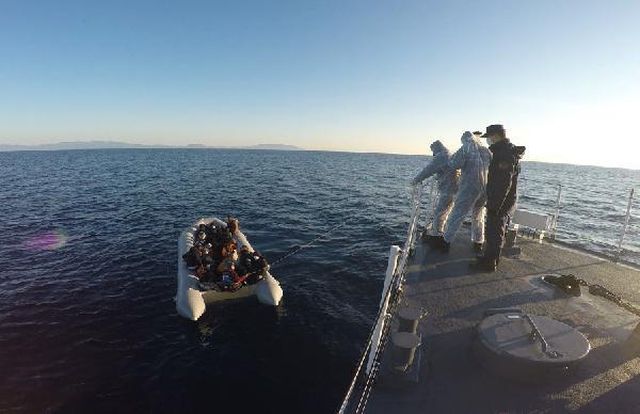 İzmir açıklarında 137 kaçak göçmen kurtarıldı