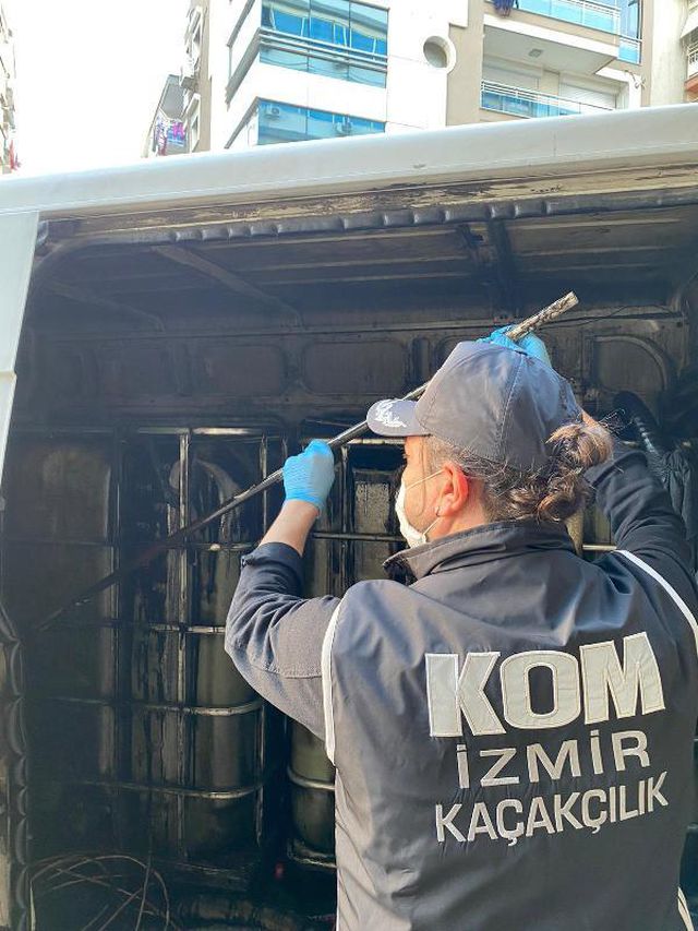 İzmir'de kaçakçılık operasyonlarında piyasa değeri 2 milyon 600 bin liralık malzeme ele geçirildi