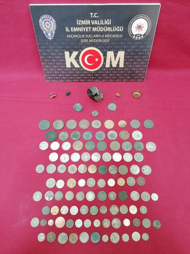 İzmir'de kaçakçılık operasyonlarında piyasa değeri 2 milyon 600 bin liralık malzeme ele geçirildi