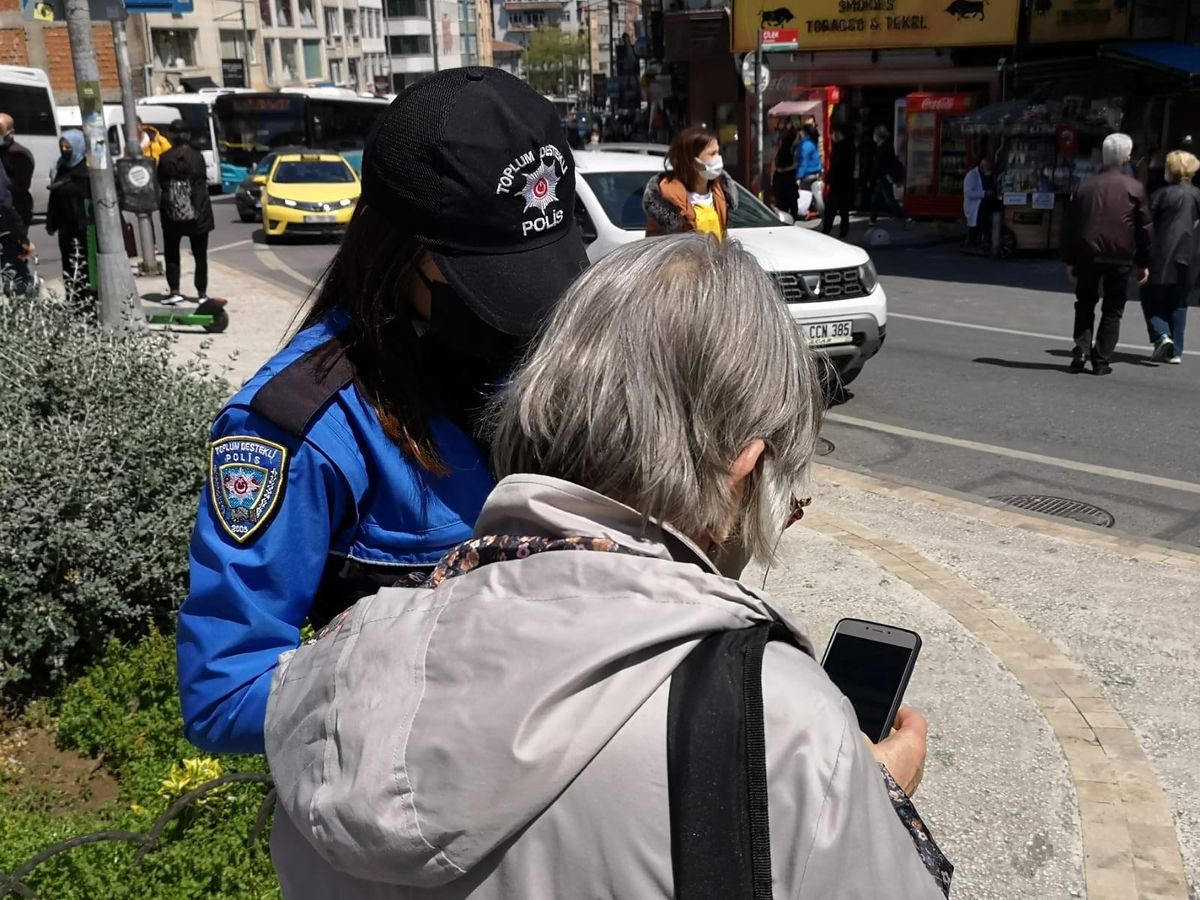 Son dakika! Kadıköy'de polis ekiplerinden kadınlara 'KADES' bilgilendirmesi