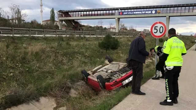 Kanala devrilen otomobilin sürücüsü yaralandı Kanala devrilen otomobilin sürücüsü yaralandı
