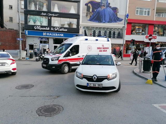karsidan karsiya gecmek isteyen kadina otomob 3 14092244 o