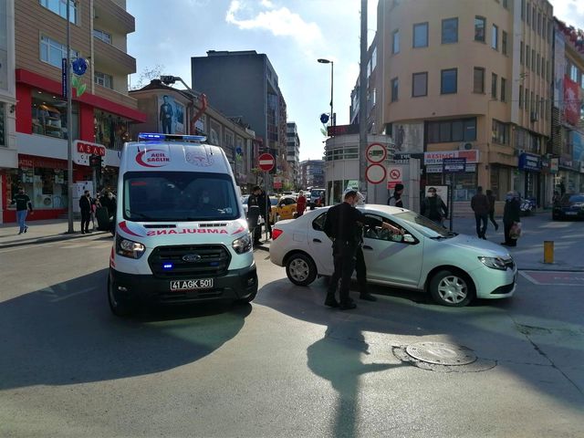 karsidan karsiya gecmek isteyen kadina otomob 4 14092244 o