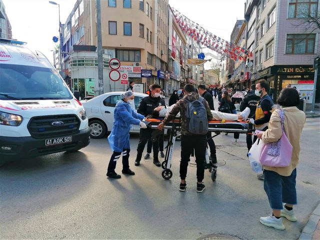karsidan karsiya gecmek isteyen kadina otomob 5 14092244 o