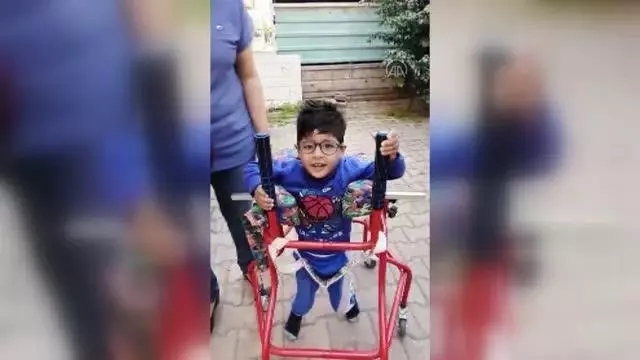 Kas hastası 5 yaşındaki Halil İbrahim, hayırsever tarafından alınan yürüteç sayesinde ilk adımı attı Kas hastası 5 yaşındaki Halil İbrahim, hayırsever tarafından alınan yürüteç sayesinde ilk adımı attı