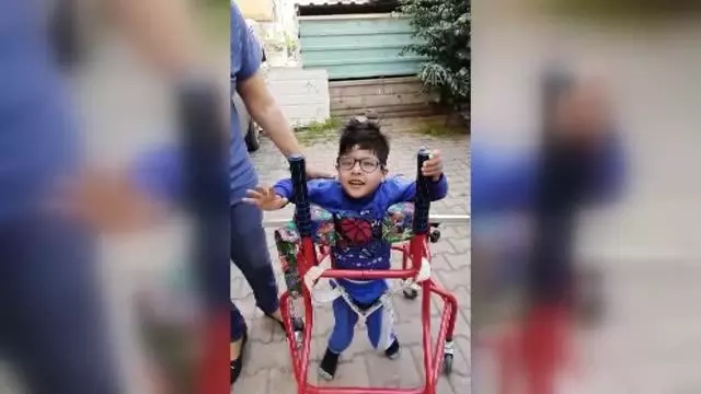 Kas hastası 5 yaşındaki Halil İbrahim, hayırsever tarafından alınan yürüteç sayesinde ilk adımı attı Kas hastası 5 yaşındaki Halil İbrahim, hayırsever tarafından alınan yürüteç sayesinde ilk adımı attı
