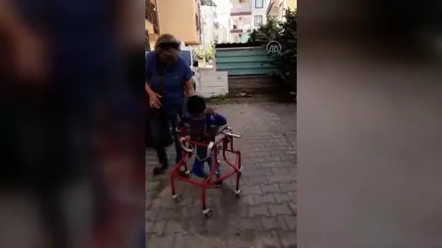 Kas hastası 5 yaşındaki Halil İbrahim, hayırsever tarafından alınan yürüteç sayesinde ilk adımı attı Kas hastası 5 yaşındaki Halil İbrahim, hayırsever tarafından alınan yürüteç sayesinde ilk adımı attı
