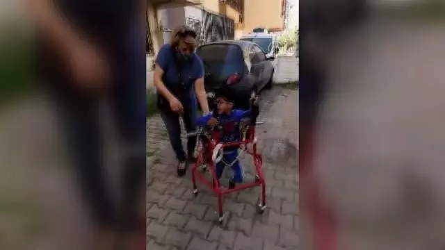 Kas hastası 5 yaşındaki Halil İbrahim, hayırsever tarafından alınan yürüteç sayesinde ilk adımı attı Kas hastası 5 yaşındaki Halil İbrahim, hayırsever tarafından alınan yürüteç sayesinde ilk adımı attı