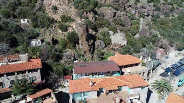 Kaya düşmesi tehlikesi nedeniyle her yerin kapatıldığı Assos Antik Limanı 500 günlüğüne hayalet şehre dönüştü