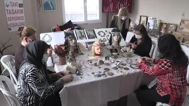 Kleopatra için getirildiğine inanılan kum, Hatay'da kadınların takılarını süslüyor Kleopatra için getirildiğine inanılan kum, Hatay'da kadınların takılarını süslüyor