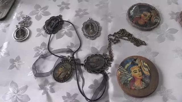 Kleopatra için getirildiğine inanılan kum, Hatay'da kadınların takılarını süslüyor Kleopatra için getirildiğine inanılan kum, Hatay'da kadınların takılarını süslüyor