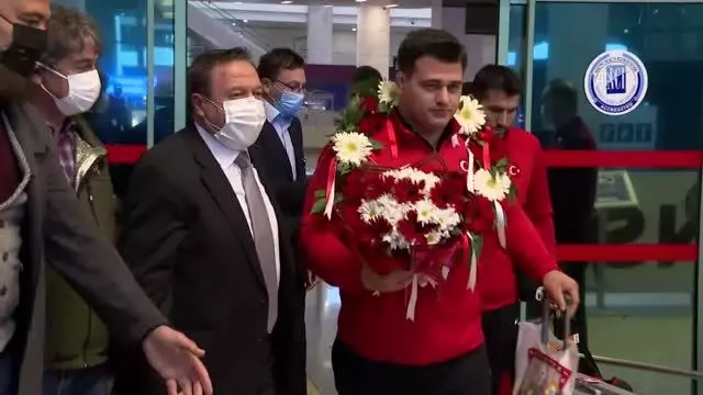Milli güreşçi Rıza Kayaalp'e coşkulu karşılama Milli güreşçi Rıza Kayaalp'e coşkulu karşılama