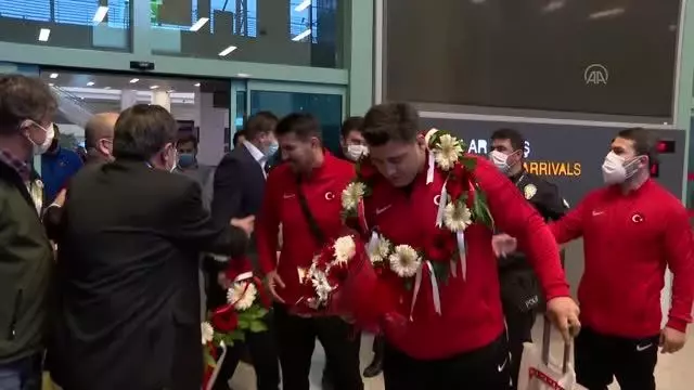 Milli güreşçi Rıza Kayaalp'e coşkulu karşılama Milli güreşçi Rıza Kayaalp'e coşkulu karşılama