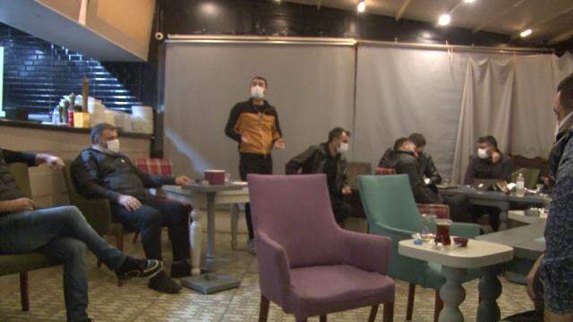 Nargileli okey partisi baskınında, utanmadan polise 'Bize yardımcı olun' teklifi ettiler
