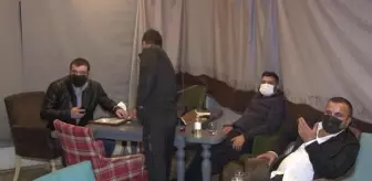 Dudullu: Nargileli okey partisi baskınında, utanmadan polise 'Bize yardımcı olun' dediler Dudullu: Nargileli okey partisi baskınında, utanmadan polise 'Bize yardımcı olun' dediler