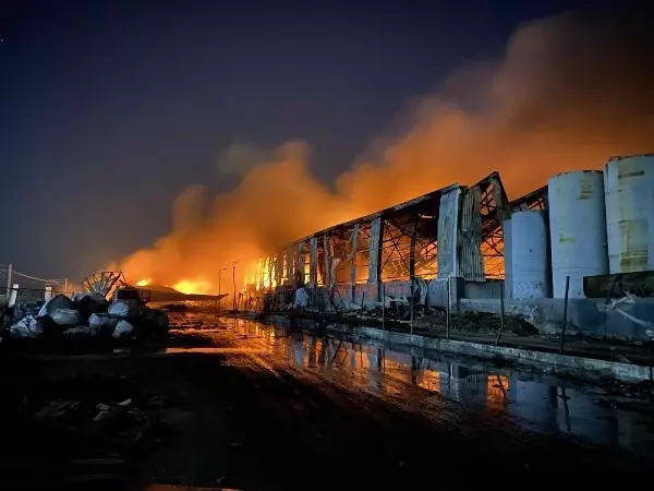 Osmaniye'de geri dönüşüm fabrikasında yangın (2) Osmaniye'de geri dönüşüm fabrikasında yangın (2)